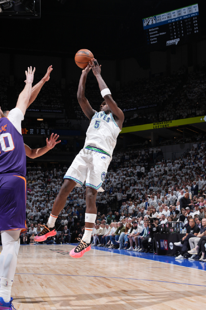 刚刚！菲尼克斯太阳转会期更衣室发声塔图姆与50激战曼联分钟，哈登在RNG比赛中伤愈复出(斯特鲁斯超远三分绝杀)